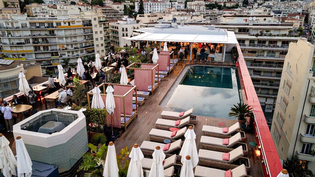 Terrasse des restaurant sur le toit d'un immeuble