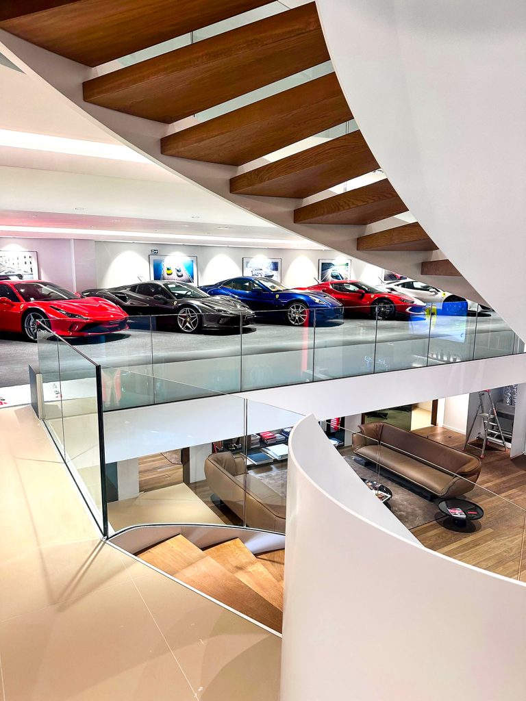 Ferrari : garde-corps en verre